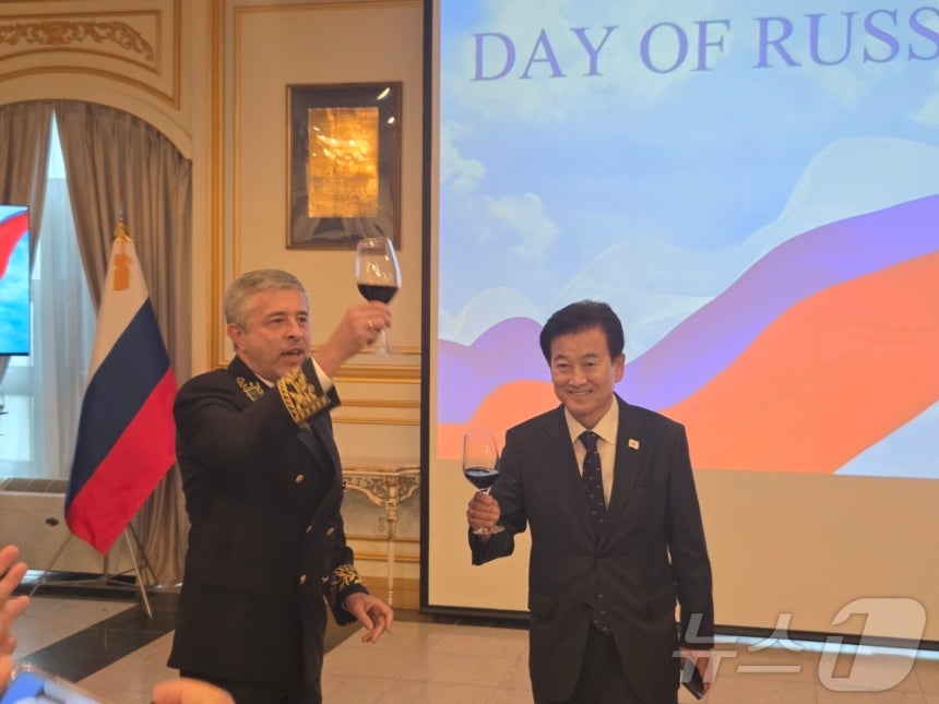 정동영 더불어민주당 의원이 10일 서울 정동에 위치한 러시아 연방 대사관에서 '러시아의 날'을 기념해 열린 행사에 참석해 지노비예프 게오르기 대사와 건배를 하고 있다. ⓒ News1 신기림 기자