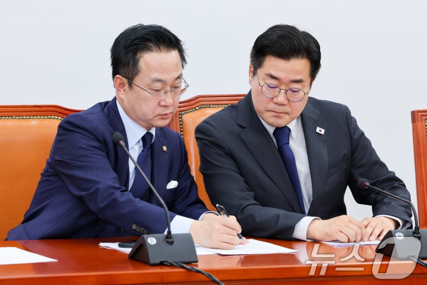 박찬대 더불어민주당 대표 직무대행 겸 원내대표(오른쪽), 박성준 원내수석부대표가 지난 4월 29일 오전 서울 여의도 국회에서 열린 원내대책회의에서 대화하고 있다. 2025.4.29/뉴스1 ⓒ News1 안은나 기자