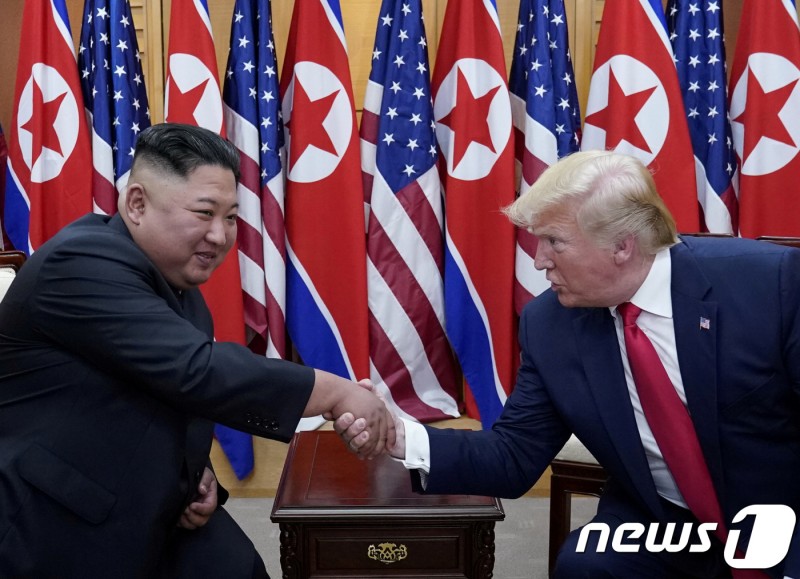 美 북한전문매체 "北, 대화 재개 위한 <b>트럼프 친서 수령 거부</b>"