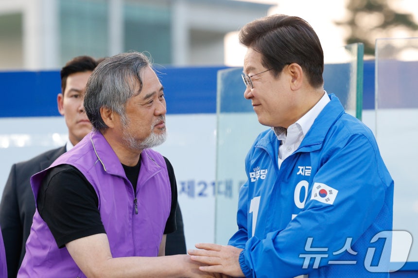 이정민 10.29 이태원 참사 유가족협의회 운영위원장이 서울 관악산으뜸공원에서 21대 대선 당시 더불어민주당 후보였던 이재명 대통령과 악수하고 있다. 2025.5.29/뉴스1 ⓒ News1 안은나 기자