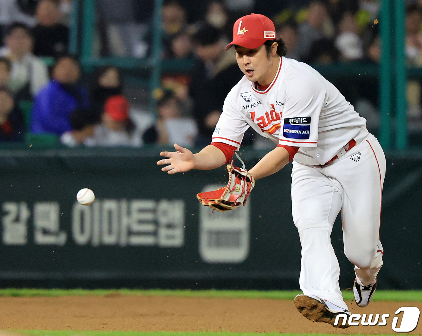 <b>SSG 최정</b>, 펑고 훈련 도중 눈 부위 <b>부상</b>…"큰 상처 아냐 경기 정상 출전...