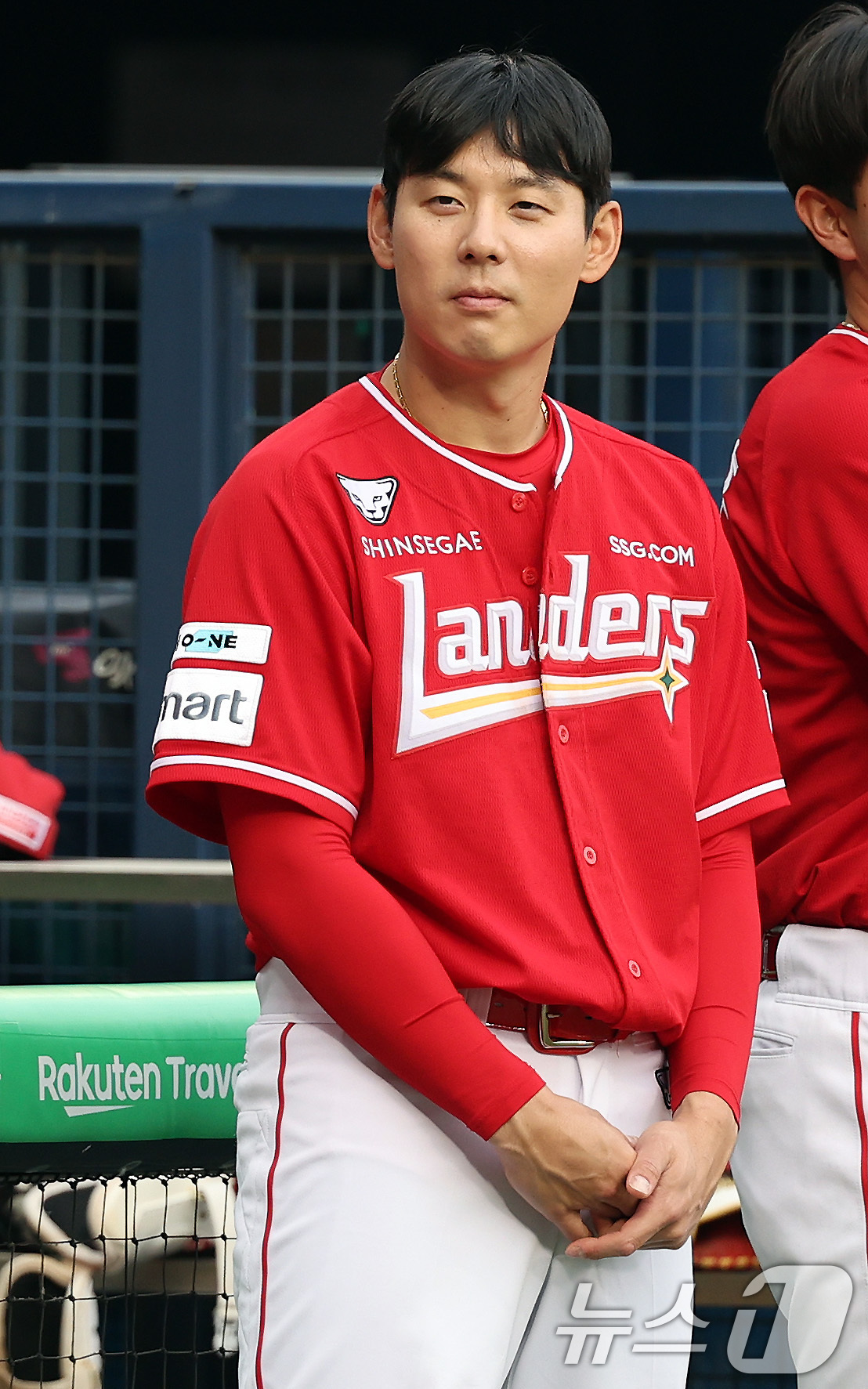 빨간 유니폼이 어색한 <b>김성욱</b>