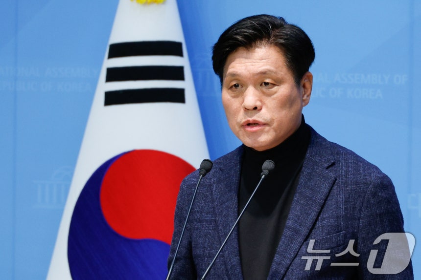 조승래 더불어민주당 수석대변인이 8일 오후 서울 여의도 국회 소통관에서 윤석열 대통령 석방 관련 브리핑을 하고 있다. 2025.3.8/뉴스1 ⓒ News1 안은나 기자