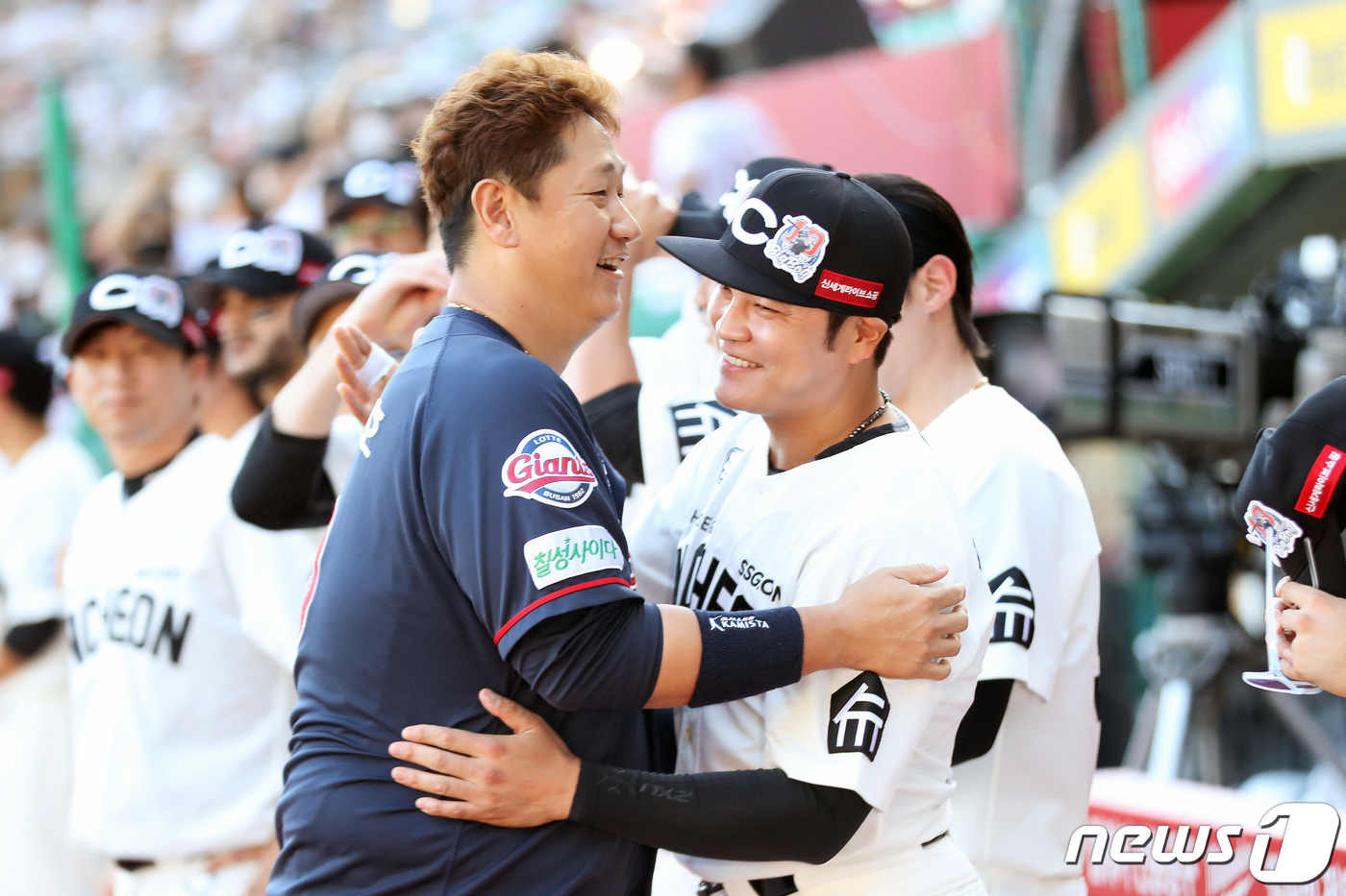 이대호, '<b>은퇴식</b>' <b>추신수</b> 위해 커피차 선물…"넌 항상 최고였다"