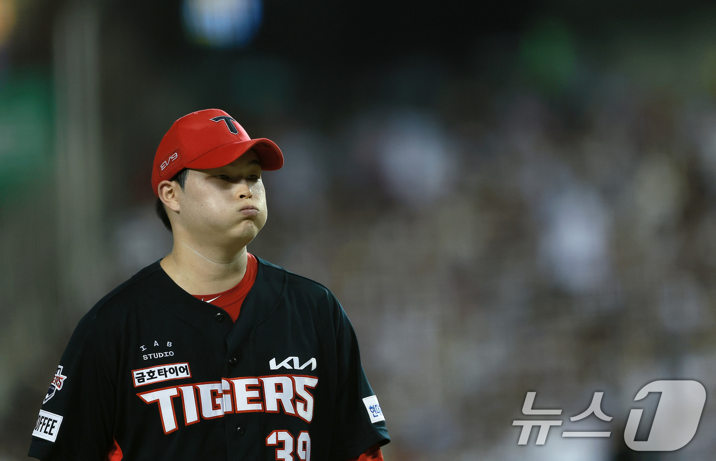KIA <b>최지민</b>, NC <b>최정원</b> 헬멧 맞혀 '<b>헤드샷</b> 퇴장'…올 시즌 5번째