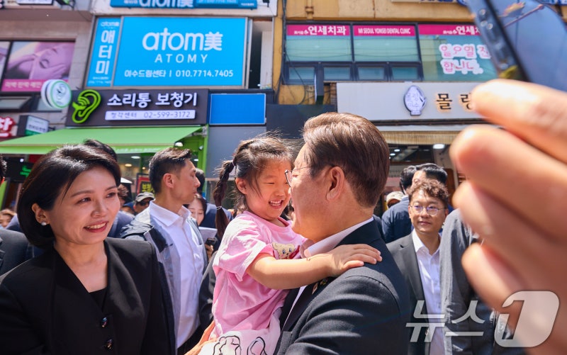 李<b>대통령</b>, <b>장남 결혼식</b>에 '소년공 친구' 초대…목메어 말 잇지 못하기도