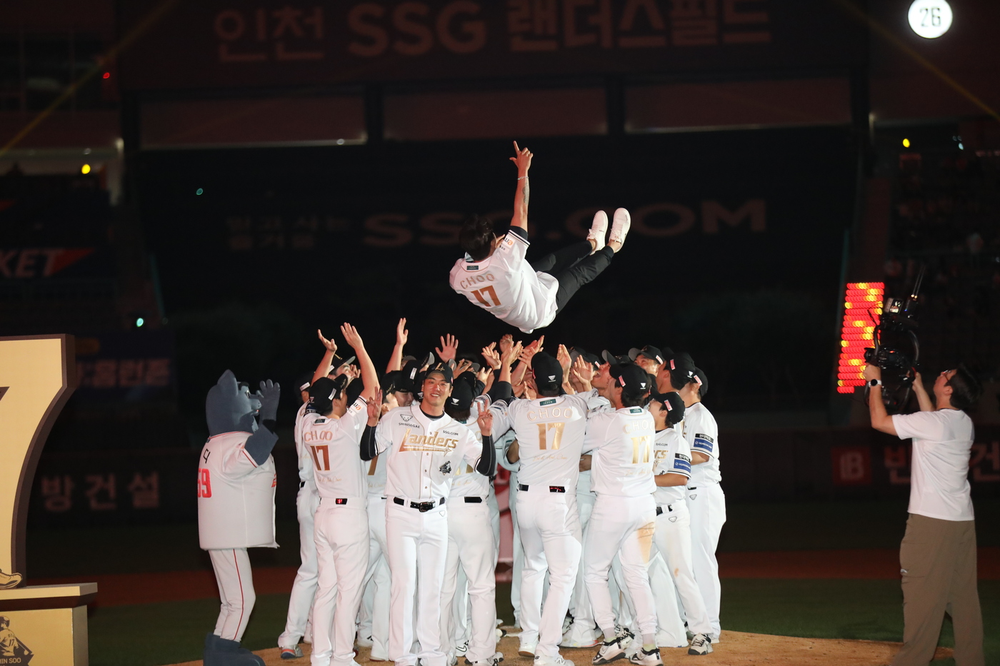 'END & AND' <b>추신수 은퇴식</b> "새로운 열정 생겨, 한국야구 돕겠다"