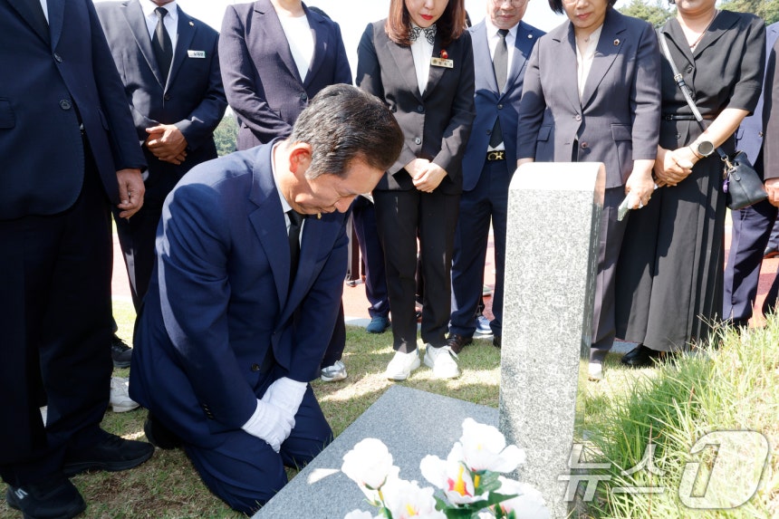 정청래 더불어민주당 의원이 15일 이재명 대통령 당선 국민감사투어로 광주시 북구 국립5.18민주묘역 무명열사묘 앞에서 머리를 숙여 절을 하고 있다. 2025.6.15/뉴스1 ⓒ News1 김태성 기자