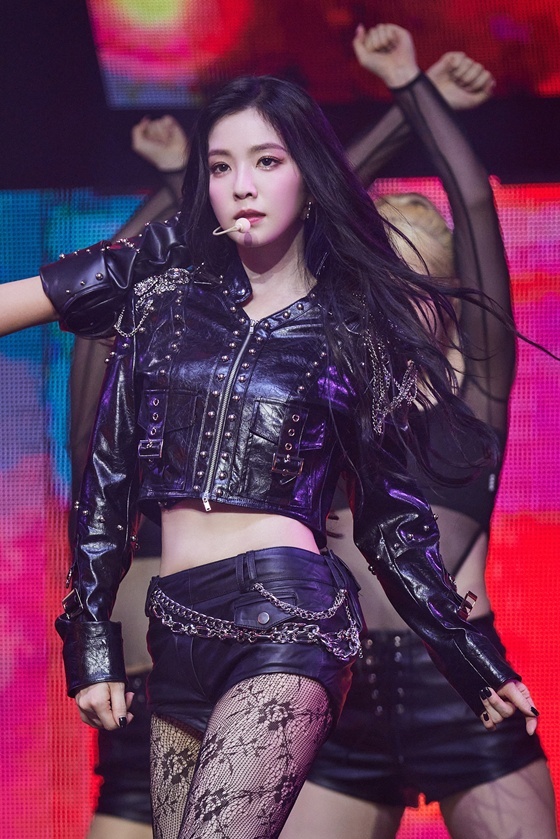 '<b>아이린&슬기</b>' <b>아이린</b> "첫콘 때 바들바들…응원 덕 잘하고 싶어져"