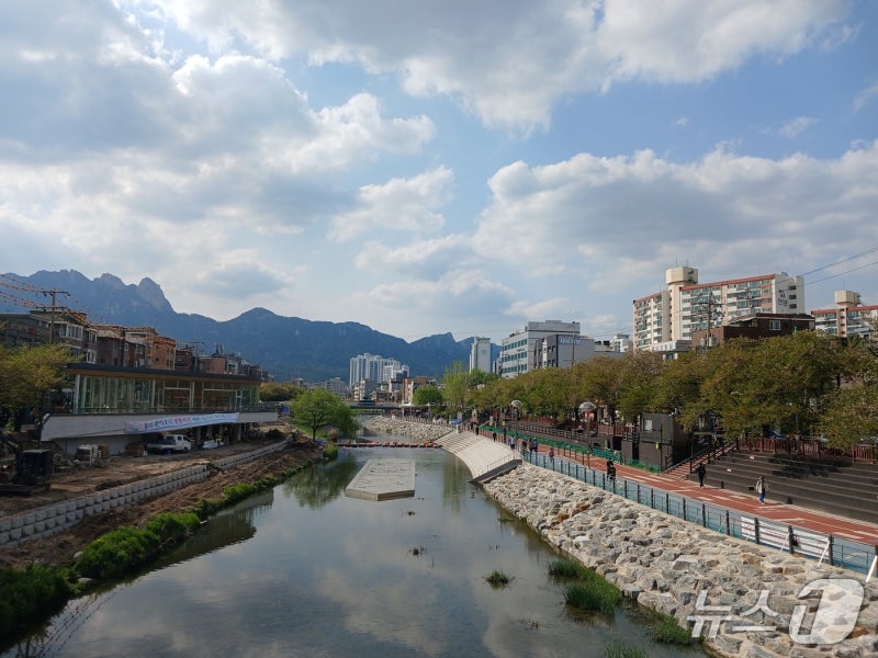 북한산 조망하며 물멍, 산멍…<b>우이천 수변활력거점</b> 개장
