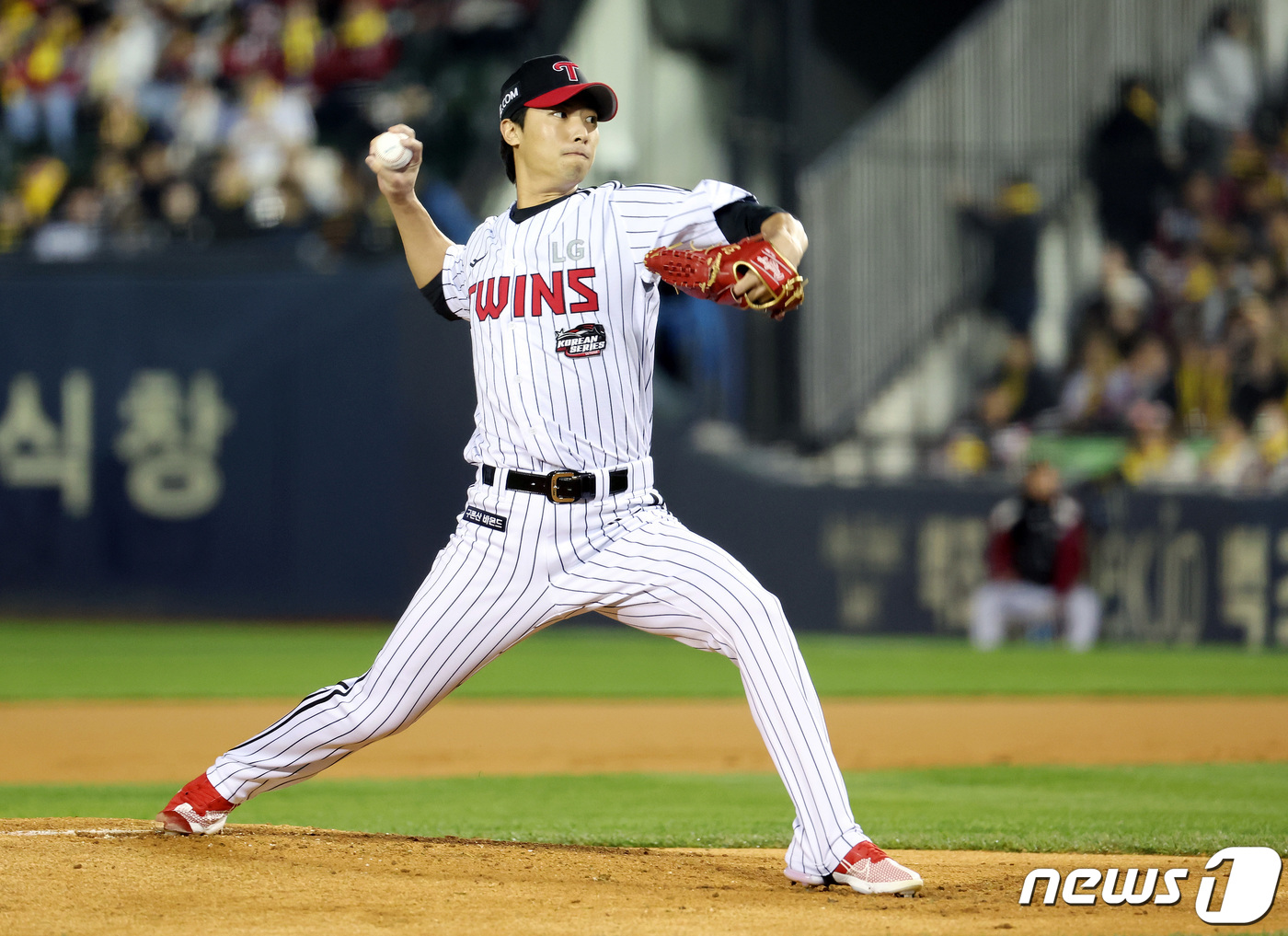 LG 투수 <b>이정용</b>, 17일 NC전서 '시구'로 <b>전역 신고</b>