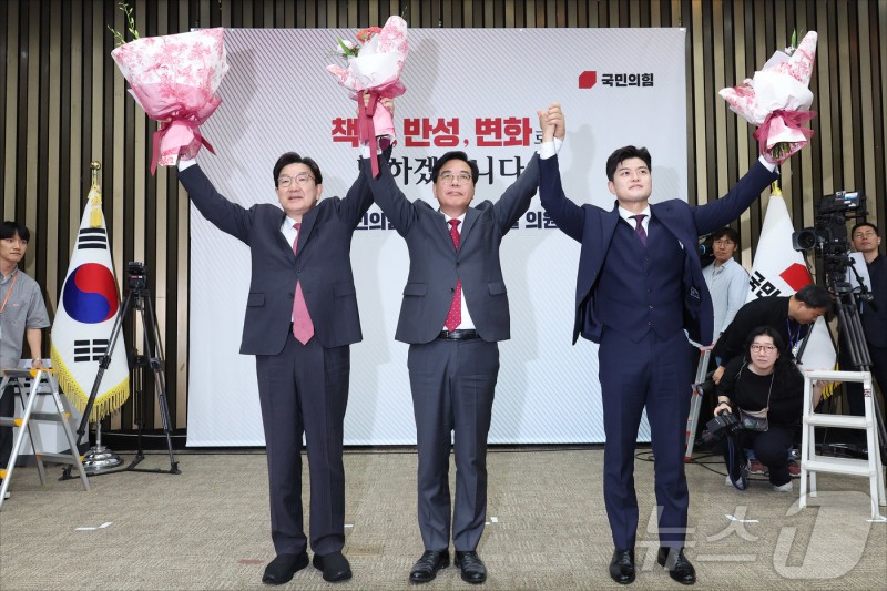 포즈 취하는 <b>송언석</b>·<b>김용태</b>·<b>권성동</b>