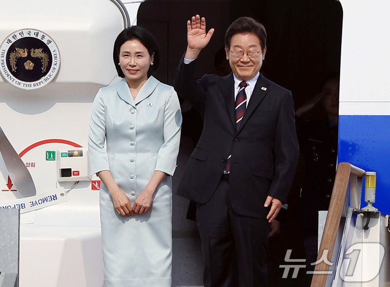 李대통령 내외 <b>캐나다</b>로 출국…<b>G7</b>서 <b>정상외교</b> 시동