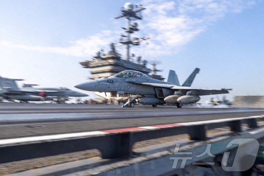 On February 1 (local time), a fighter jet takes off from the USS Harry S. Truman, a Nimitz-class aircraft carrier, in the operational area of the US Central Command in the Middle East. This photo is provided by the US Africa Command. © Reuters=News1 © News1 Kim Ji-wan, Reporter