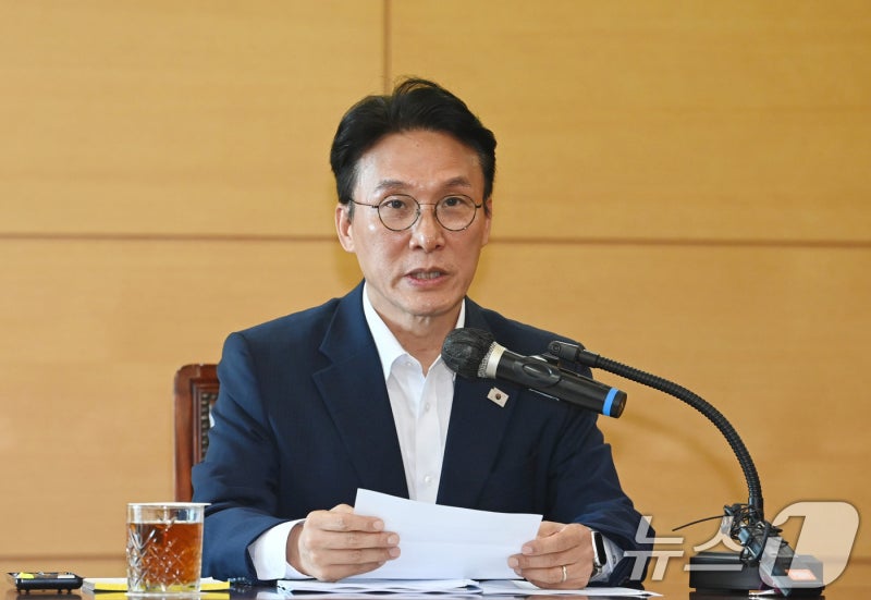 <b>김민석</b> "내란으로 실추된 <b>국격 회복</b> 대응 점검"…이틀째 부처 보고받아