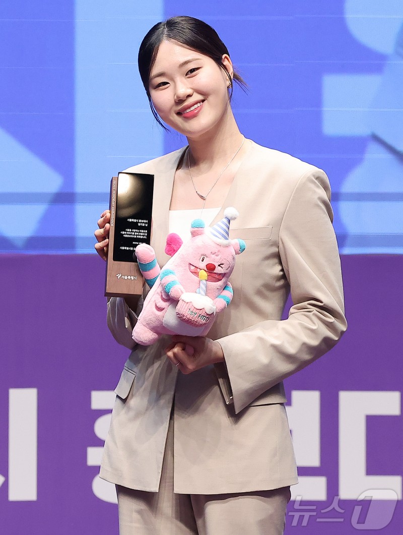엄지윤, <b>서울시 홍보대사</b>의 미소