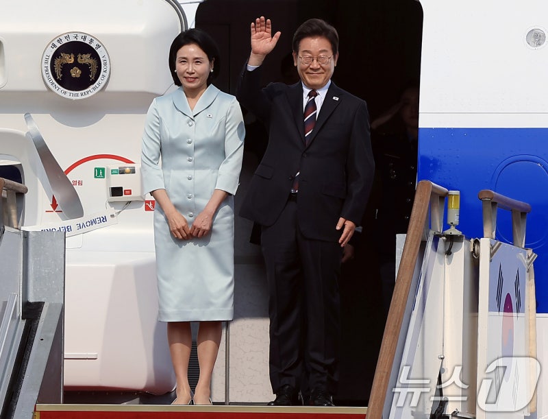 李대통령 내외, <b>G7 리셉션</b> 참석…김 여사, 한복 입고 '영부인 외교' 데뷔
