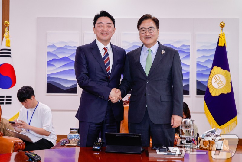 <b>우원식</b>, <b>강훈식</b> 만나 "경제 살리기 무엇보다 중요…잘 <b>협력</b>하자"