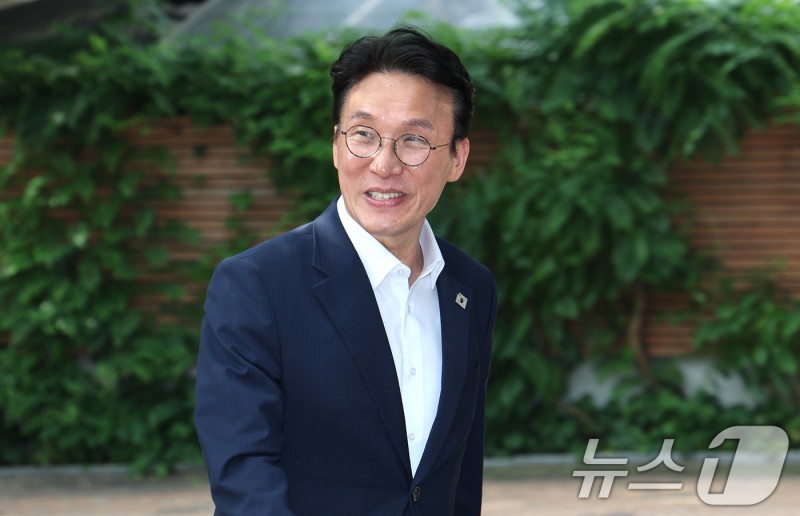 국힘, <b>김민석</b> 총리 <b>후보자</b> '10대 의혹' 제기…"<b>거취</b> 스스로 정하라"