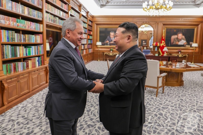 쇼이구 러 <b>안보수장</b>, <b>김정은</b>과 회동…"4일 합의안 후속 협의"