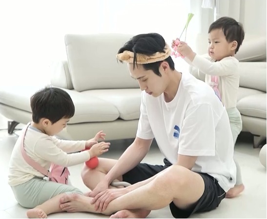 '<b>슈돌</b>' 은우·<b>정우</b>, <b>김준호</b>에 '고사리손 안마'…귀여움 폭발