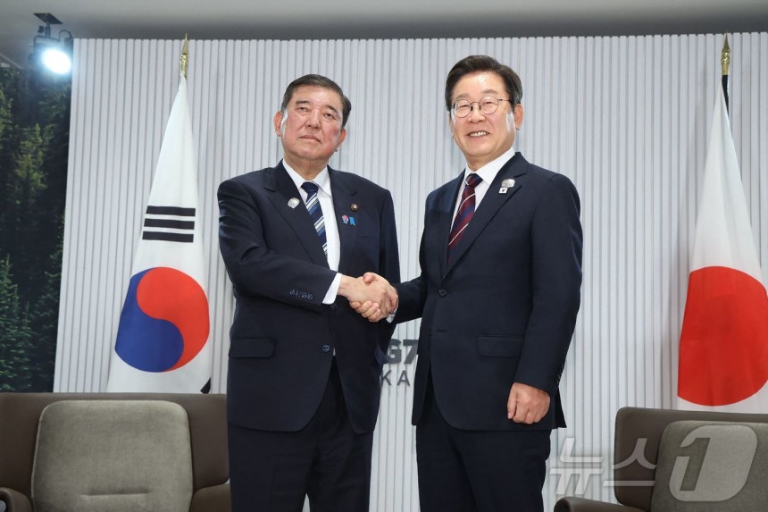 이재명 대통령이 17일(현지시간) 캐나다 앨버타주 캐내내스키스 주요 7개국(G7) 정상회의장에서 열린 한일 정상회담에서 이시바 시게루 일본 총리와 악수하고 있다. ⓒ AFP=뉴스1