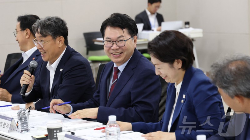 중소벤처기업부 <b>업무보고</b> 참석한 <b>이한주</b> 국정기획위 <b>위원장</b>