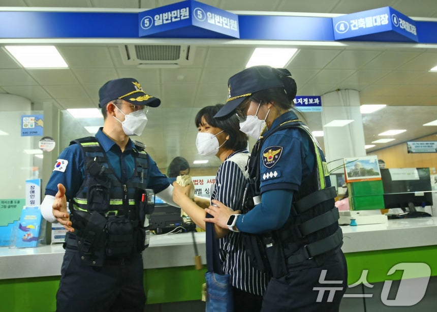 지난해 8월 26일 광주 북구청 민원실에서 북구청 직원과 용봉지구대원이 악성민원인 폭언 폭행 등 특이민원 발생 대비한 모의훈련을 실시하고 있다. 2024.8.26/뉴스1 ⓒ News1 박지현 기자