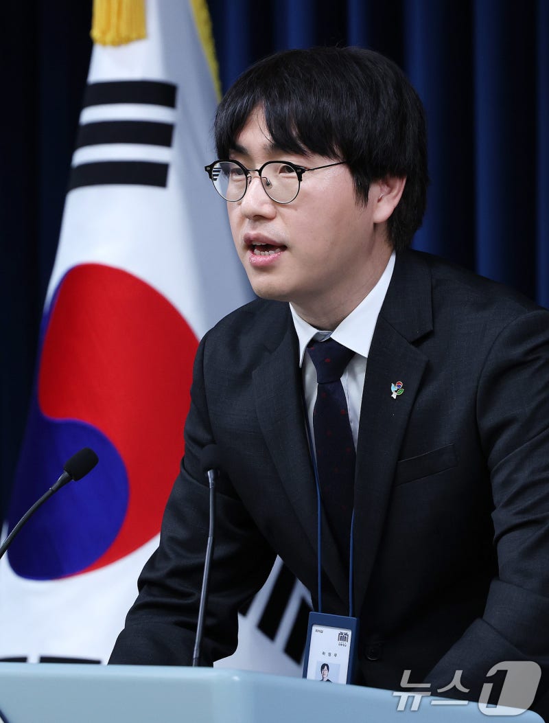 <b>이공계특별법</b> 관련 <b>브리핑</b> 하는 <b>하정우</b> AI수석