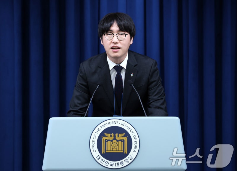 <b>하정우</b> AI미래기획수석, <b>이공계지원</b>특별법 관련 브리핑