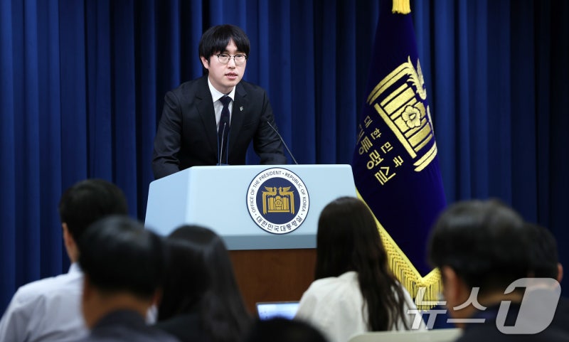 <b>이공계특별법</b> 관련 <b>브리핑</b> 하는 <b>하정우</b> AI수석