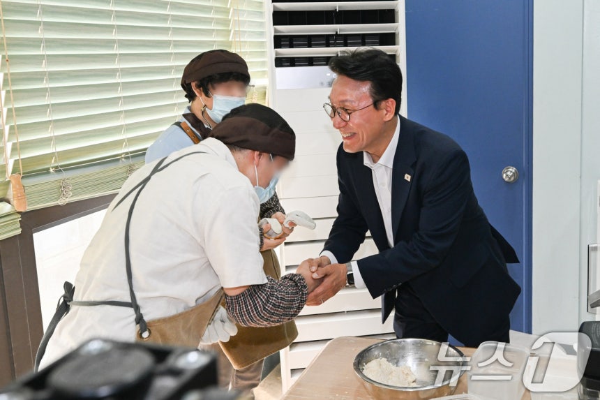 김민석 국무총리 후보자가 19일 서울 영등포구 꿈더하기 사회적협동조합에서 열린 발달장애인 일자리 현장 간담회에 앞서 종사자들을 격려하고 있다. (공동취재) 2025.6.19/뉴스1 ⓒ News1 오대일 기자