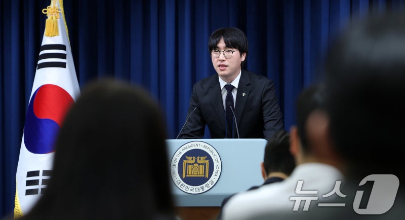 <b>이공계특별법</b> 관련 <b>브리핑</b> 하는 <b>하정우</b> AI수석