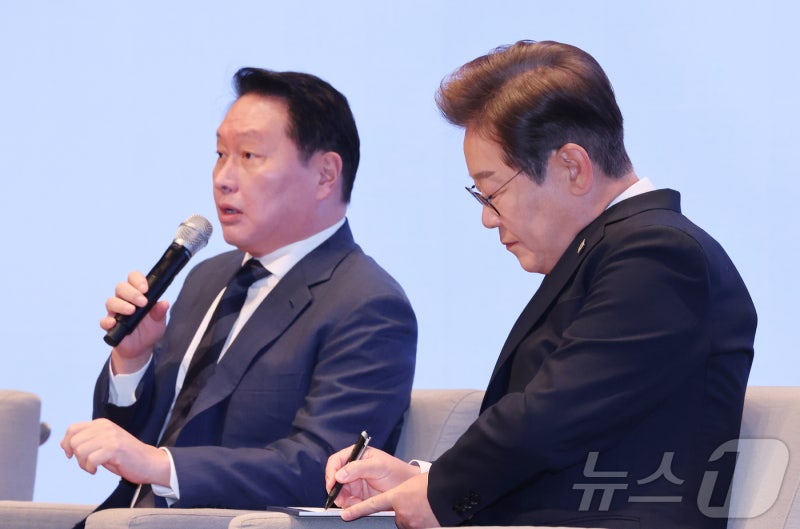 최태원 "7조 투자해 <b>AI</b> 고속도로 구축…스타트업 2만개 <b>육성</b>"(종합)
