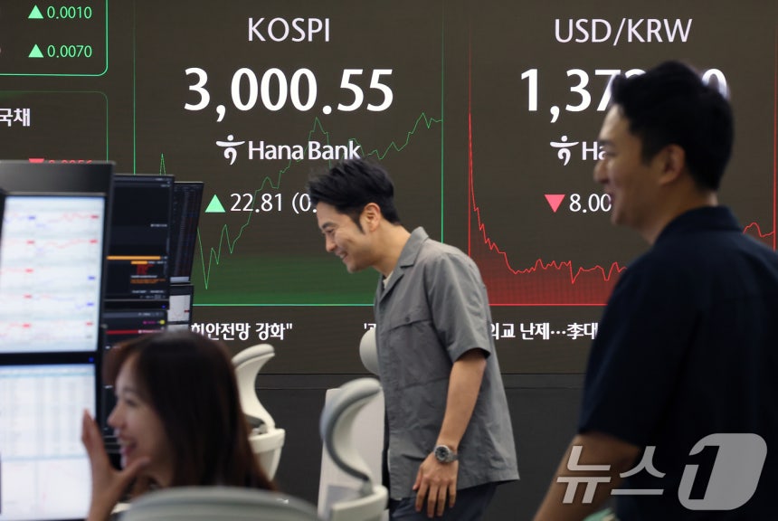 코스피가 3년 6개월 여 만에 장중 3000선을 돌파한 20일 오전 서울 중구 하나은행 본점 딜링룸 전광판에 코스피 지수가 표시되고 있다. 2025.6.20/뉴스1 ⓒ News1 오대일 기자