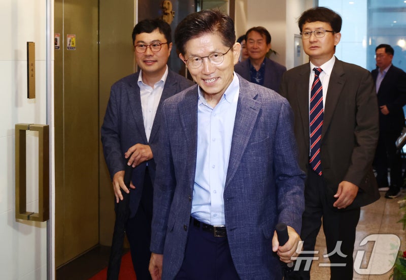 <b>김문수</b>, 전대 도전 선 그으면서도 '<b>추대론</b>'엔 "가정적으로 얘기 못해"