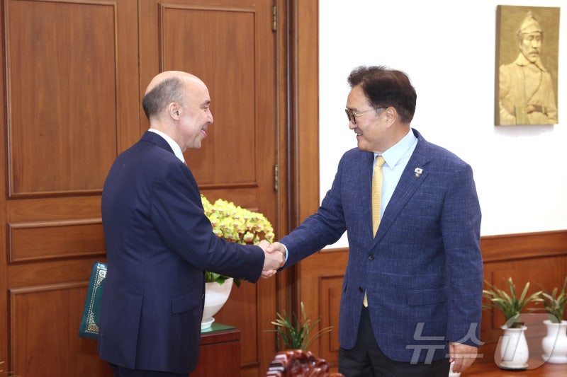 주한<b>모로코대사</b> 맞이하는 <b>우원식</b> 의장
