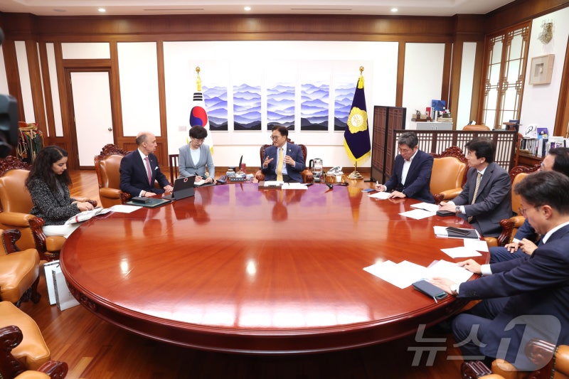 <b>우원식 의장</b>, 샤픽 라샤디 <b>모로코 대사</b> 접견