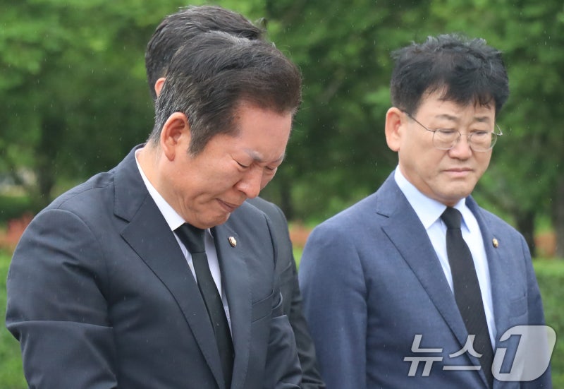 <b>봉하마을</b> 찾아 감정 북받친 <b>정청래</b> 의원