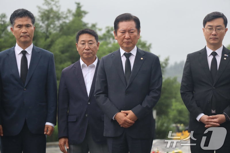 <b>정청래</b> 의원, <b>봉하마을</b> 찾아 노무현 전 대통령 묘역 <b>참배</b>