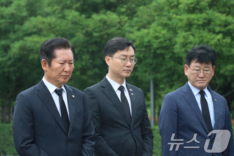 <b>봉하마을</b> 찾은 <b>정청래</b> 의원