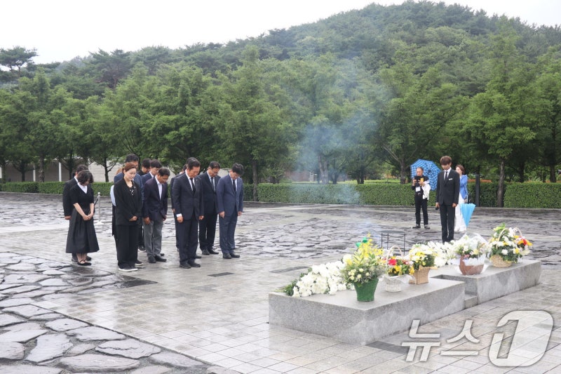 <b>노무현</b> 전 <b>대통령</b> 묘역 참배하는 <b>정청래</b> 의원
