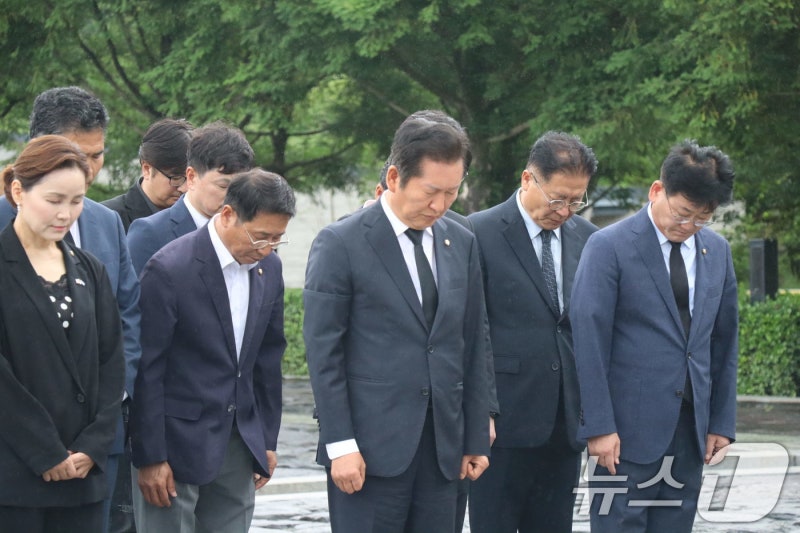 <b>봉하마을 참배</b>하는 <b>정청래</b> 의원