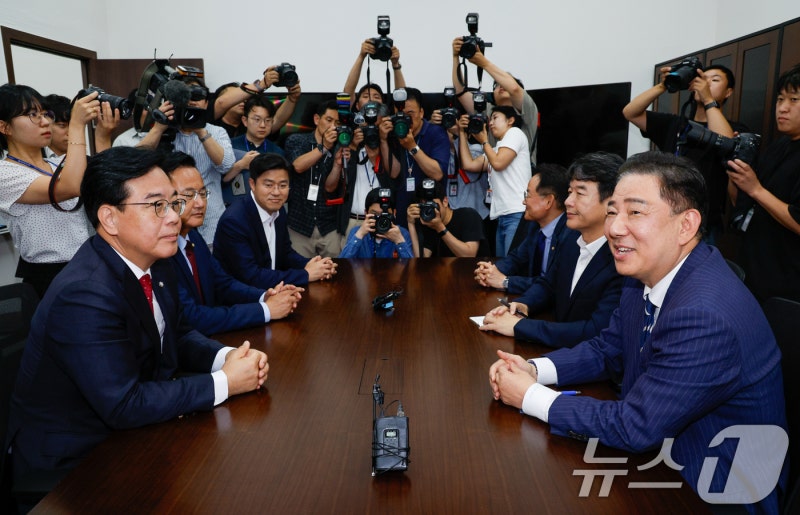 국회로 넘어오는 <b>추경안</b>…여야 대치에 '6말 7초 통과' 힘들 수도
