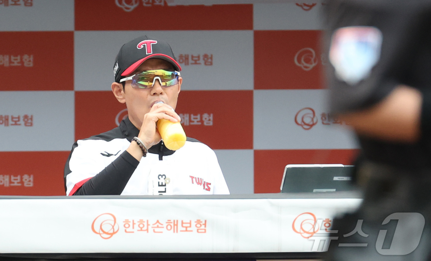 '5G 1승4패' LG <b>염경엽</b> 감독 "선발 투수들, 더 분발해야"