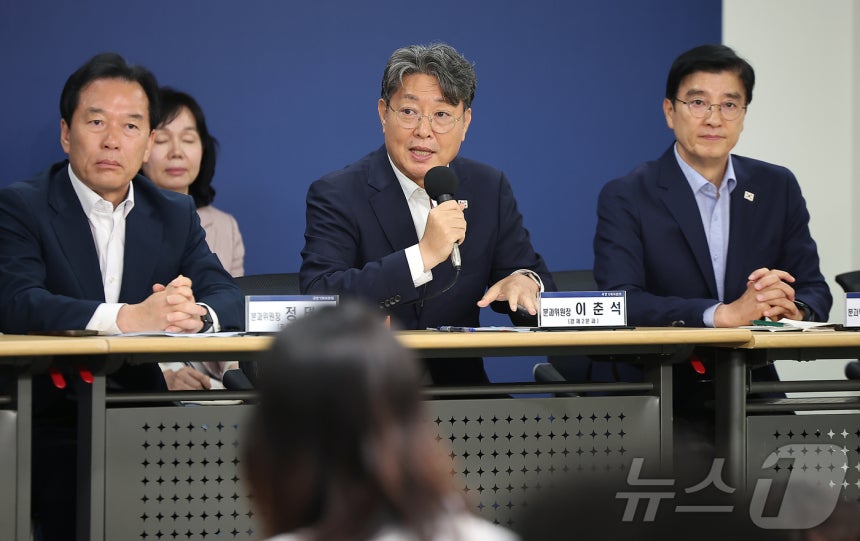 이춘석 경제2분과위원장(가운데)이 22일 오후 서울 종로구 정부서울청사 창성동 별관에서 열린 기자간담회에서 취재진 질문에 답변하고 있다. 2025.6.22/뉴스1 ⓒ News1 김진환 기자