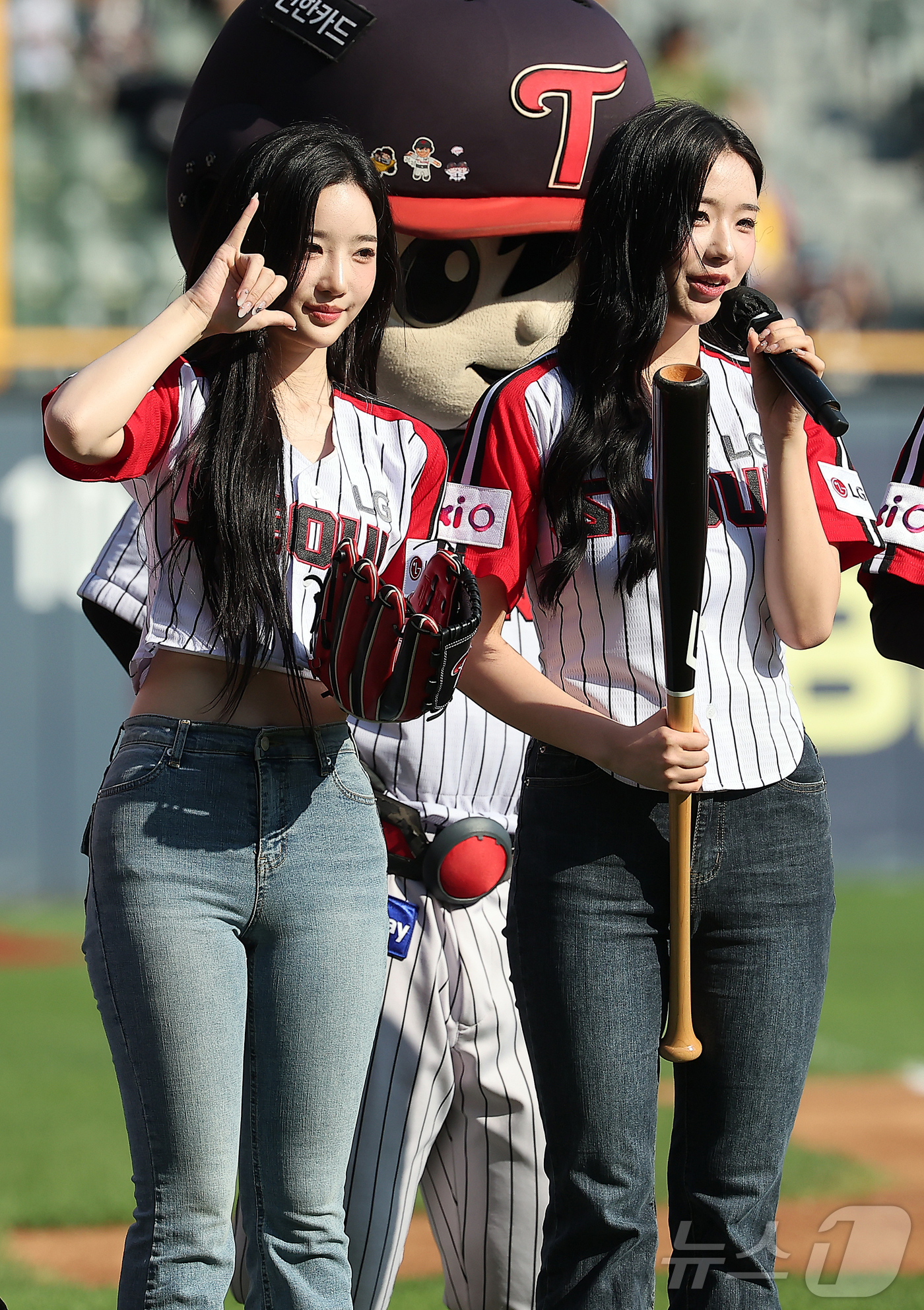 시구 행사 참석한 <b>트리플에스</b> 유연·채연