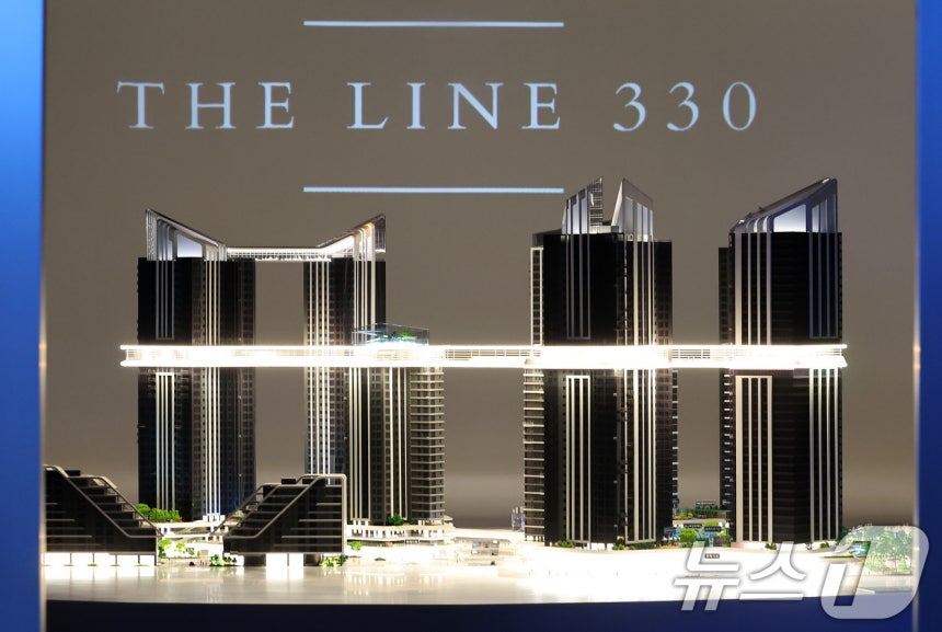 A model of a residential complex is on display at the HDC Hyundai Development Company promotion center located in Bergamo, Yongsan-gu, Seoul. / News1, ⓒ News1 Lee Dong-hae