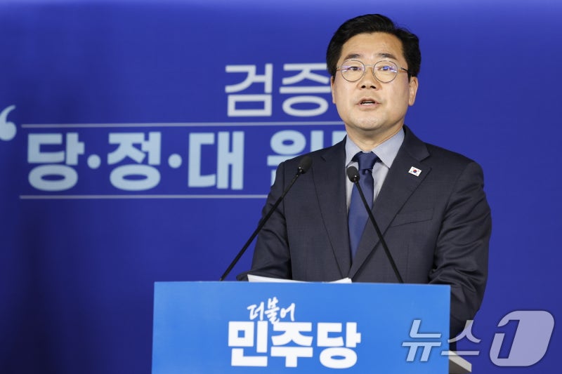 <b>박찬대</b>, 李운동화 신고 출사표…"이젠 내가 그를 지킬 것" 울먹(종합)