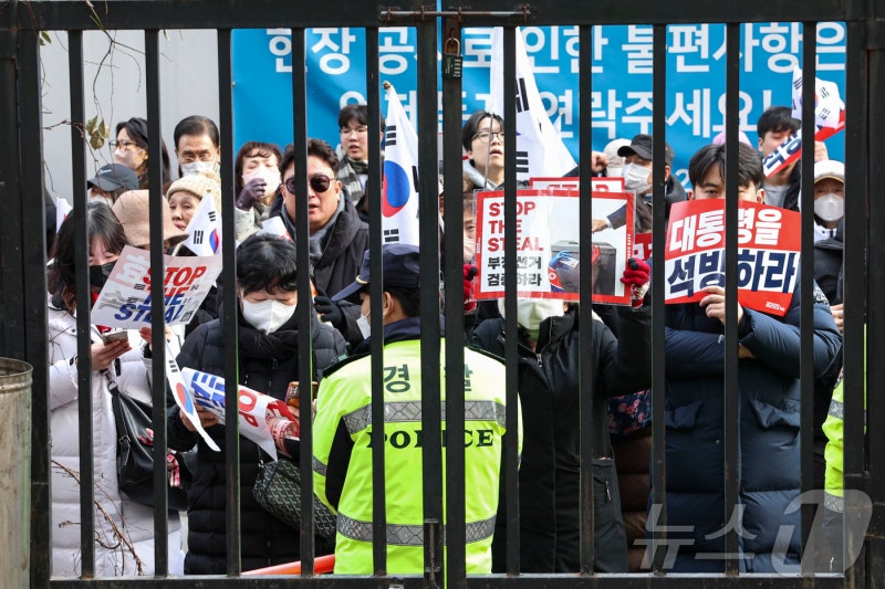 <b>공수처 차량</b> 막은 <b>서부지법</b> <b>난동</b>범 "尹 뜻 지키려고"…檢, 징역형 구형